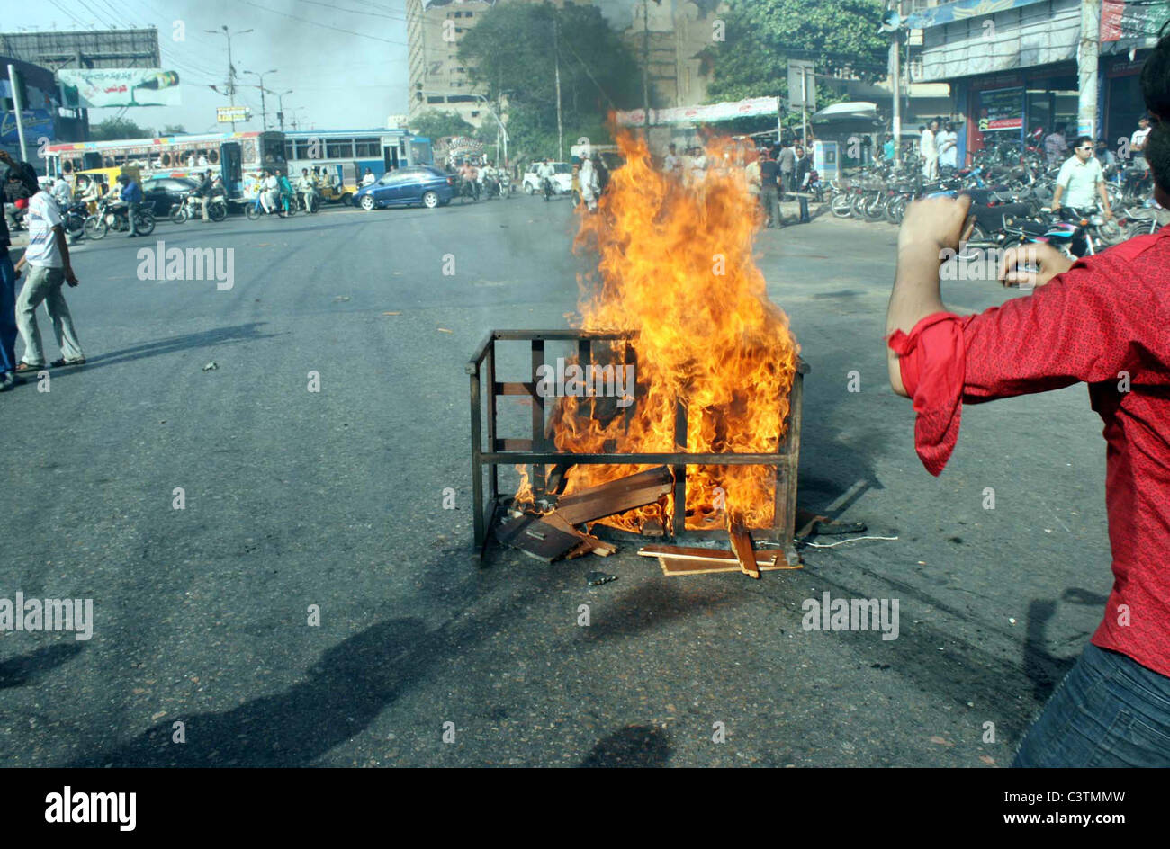 Wütender Anwohner verbrennen Holz Zeug bei MA. Jinnah Straße während ihrer Protestdemonstration gegen Strom Lastabwurf Stockfoto