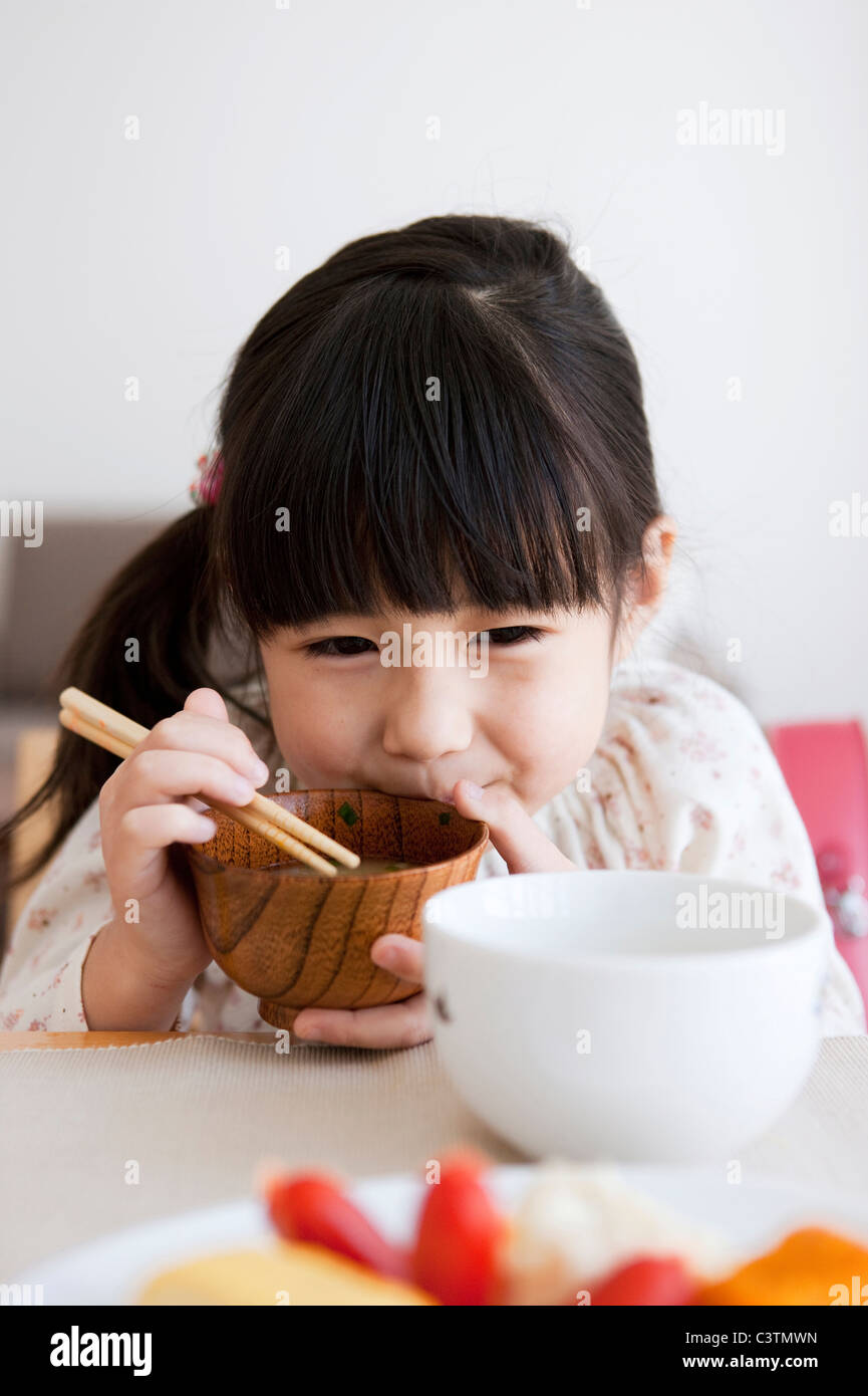 Mädchen (6-7) mit Frühstück Stockfoto