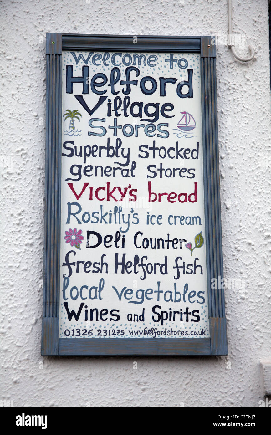 Melden Sie außen Helford Dorfladen, Cornwall Stockfoto