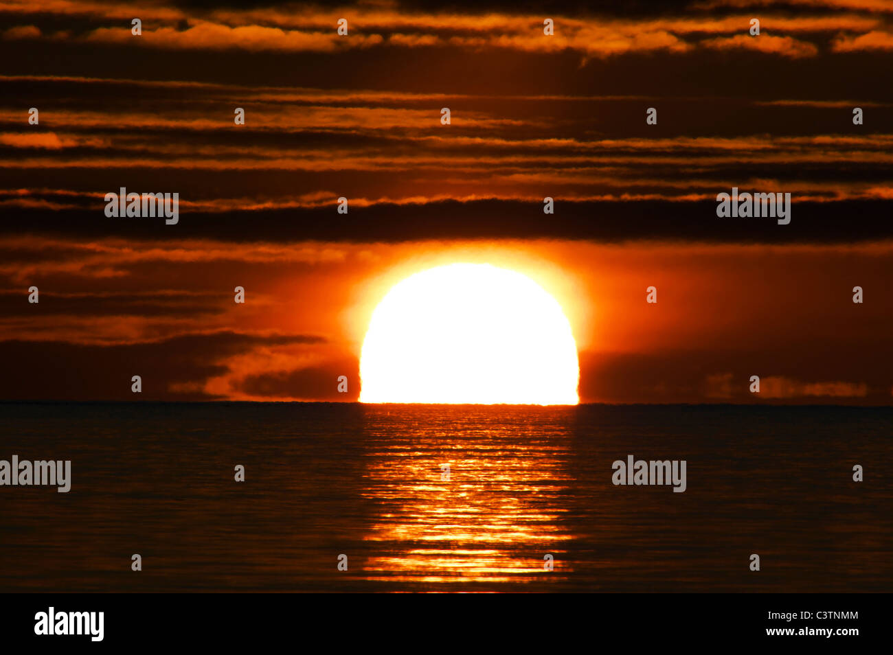 Sonnenaufgang über dem Horizont Stockfoto