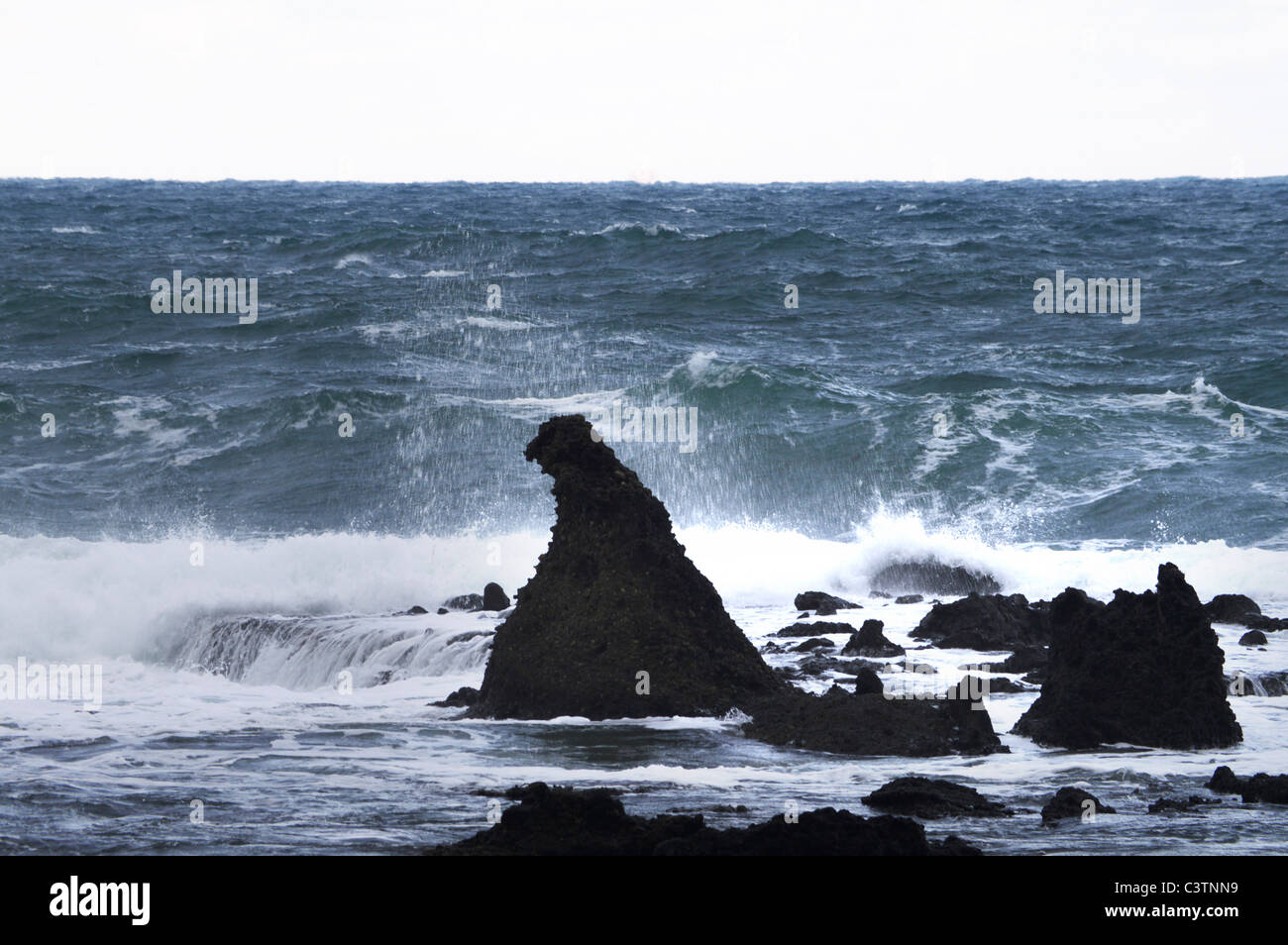 Wellen plätschern auf Felsen Stockfoto
