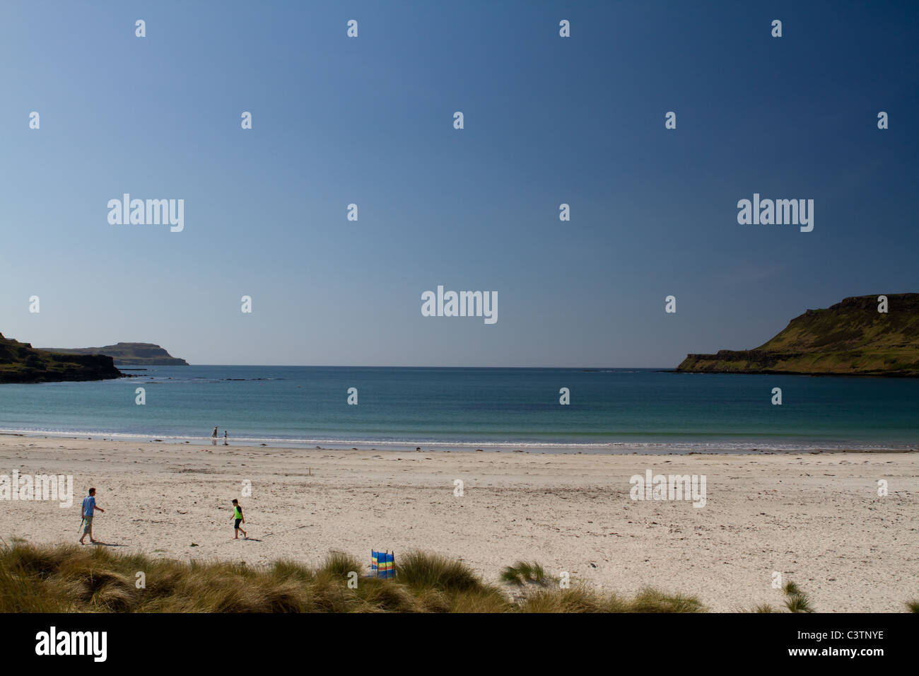 Menschen am Strand von Calgary an einem sonnigen Tag Isle of Mull Inneren Hebriden Westküste Scotland Stockfoto