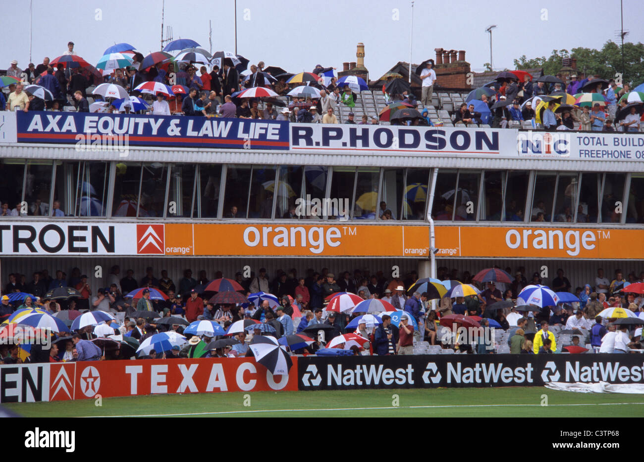 Zuschauer, die Beherbergung von Gewitter während England V Australien cricket Testspiel in Headingley Leeds Yorkshire UK Stockfoto