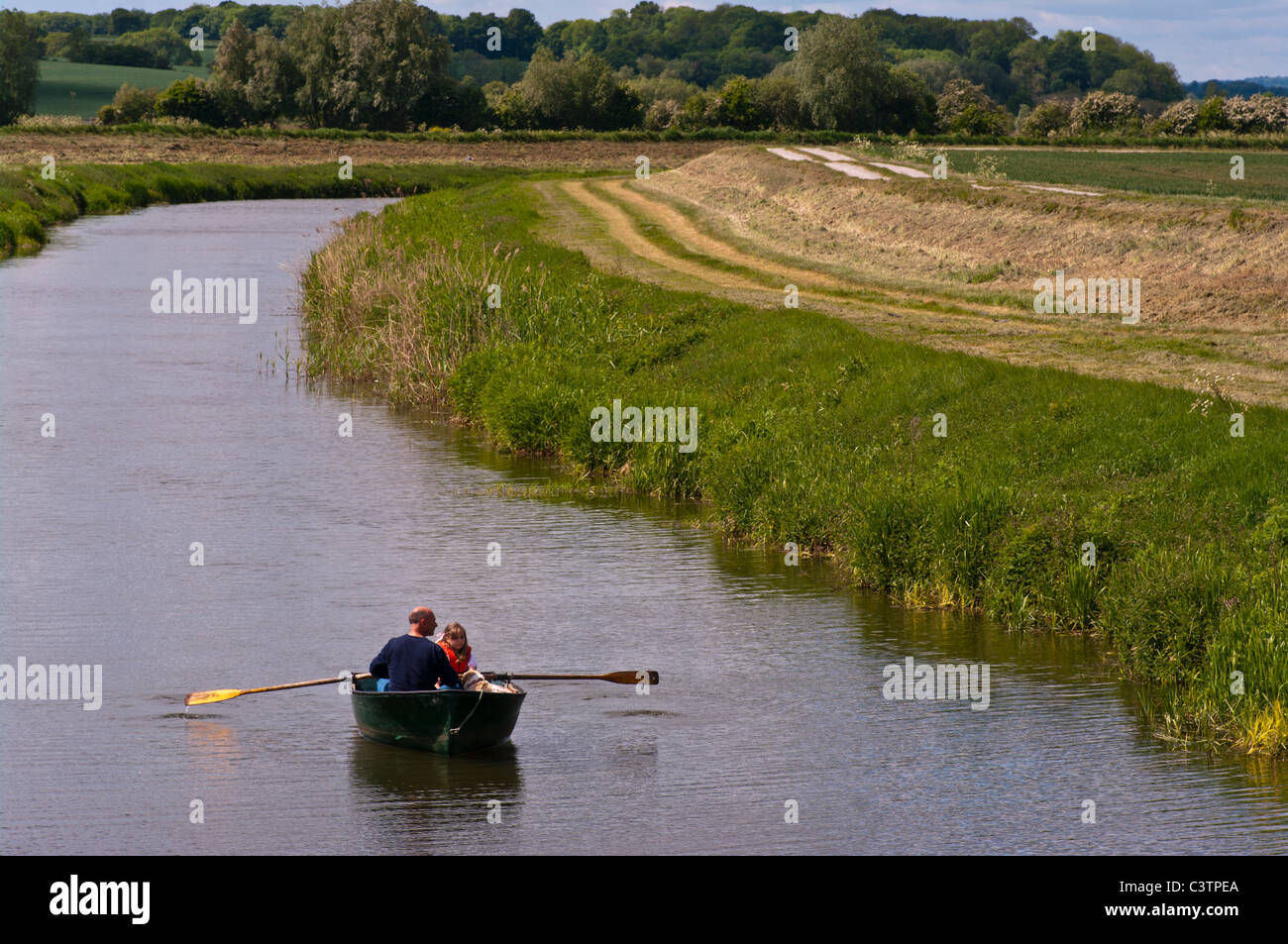 Ruderboot auf dem Fluss Rother Newenden Kent England Stockfoto