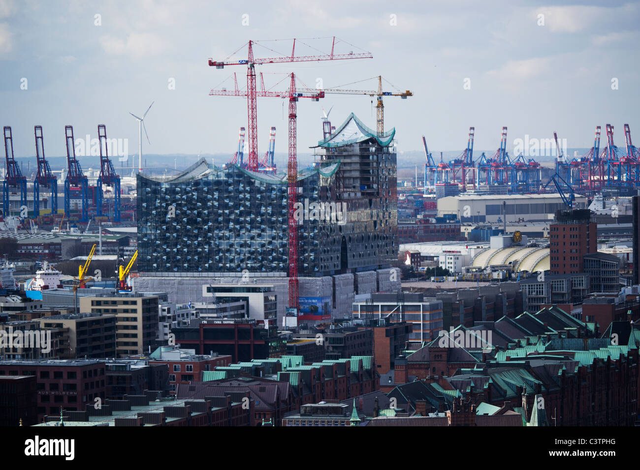 Luftbild der Hamburger HafenCity und dem Neubau der Elbphilarmonie von Herzog & de Meuron Architekten Stockfoto