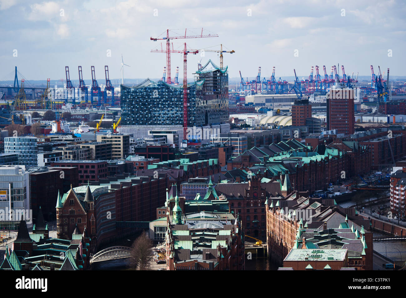 Luftbild der Hamburger HafenCity und dem Neubau der Elbphilarmonie von Herzog & de Meuron Architekten Stockfoto