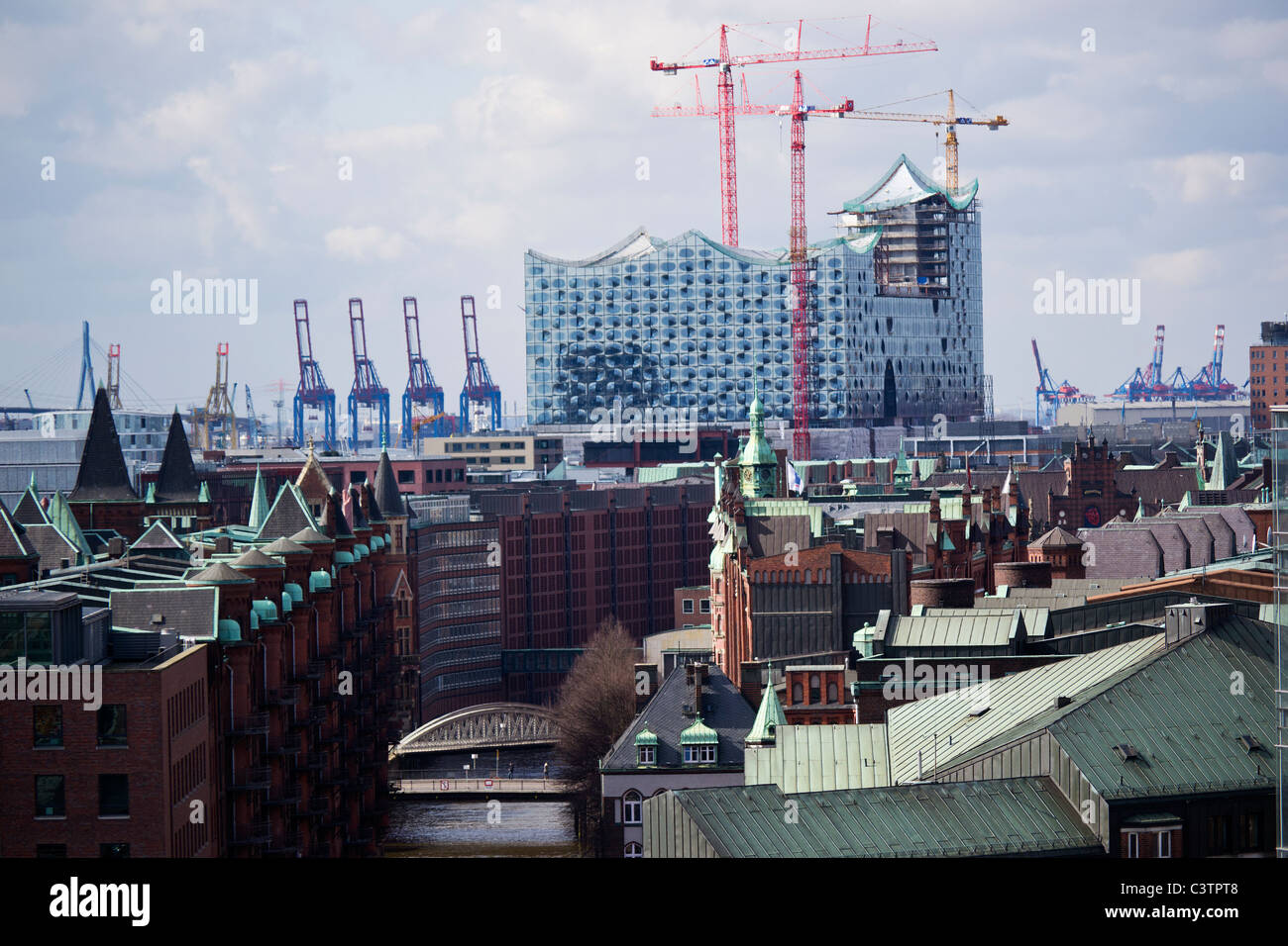 Luftbild der Hamburger HafenCity und dem Neubau der Elbphilarmonie von Herzog & de Meuron Architekten Stockfoto