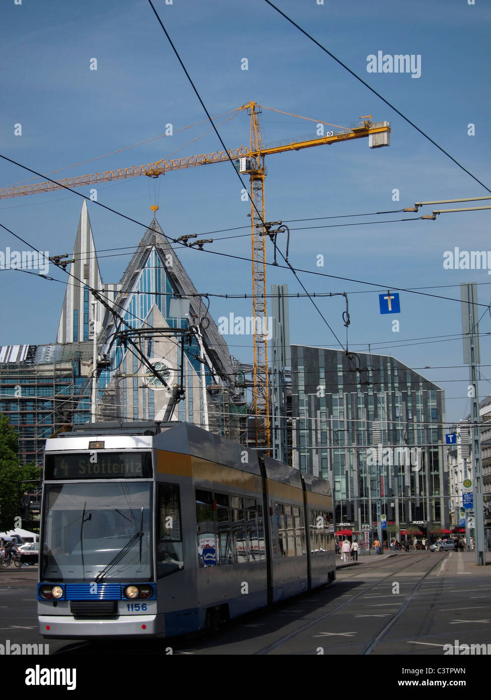 Ein Baukran ist durch die Straßenbahn Drähte in Leipzig Deutschland gesehen. Stockfoto