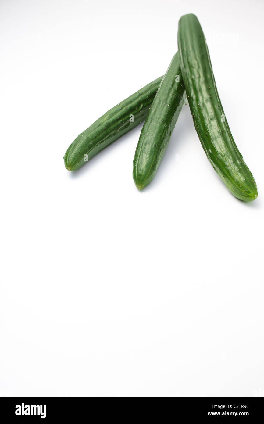 Drei Gurken auf weißem Hintergrund Stockfoto