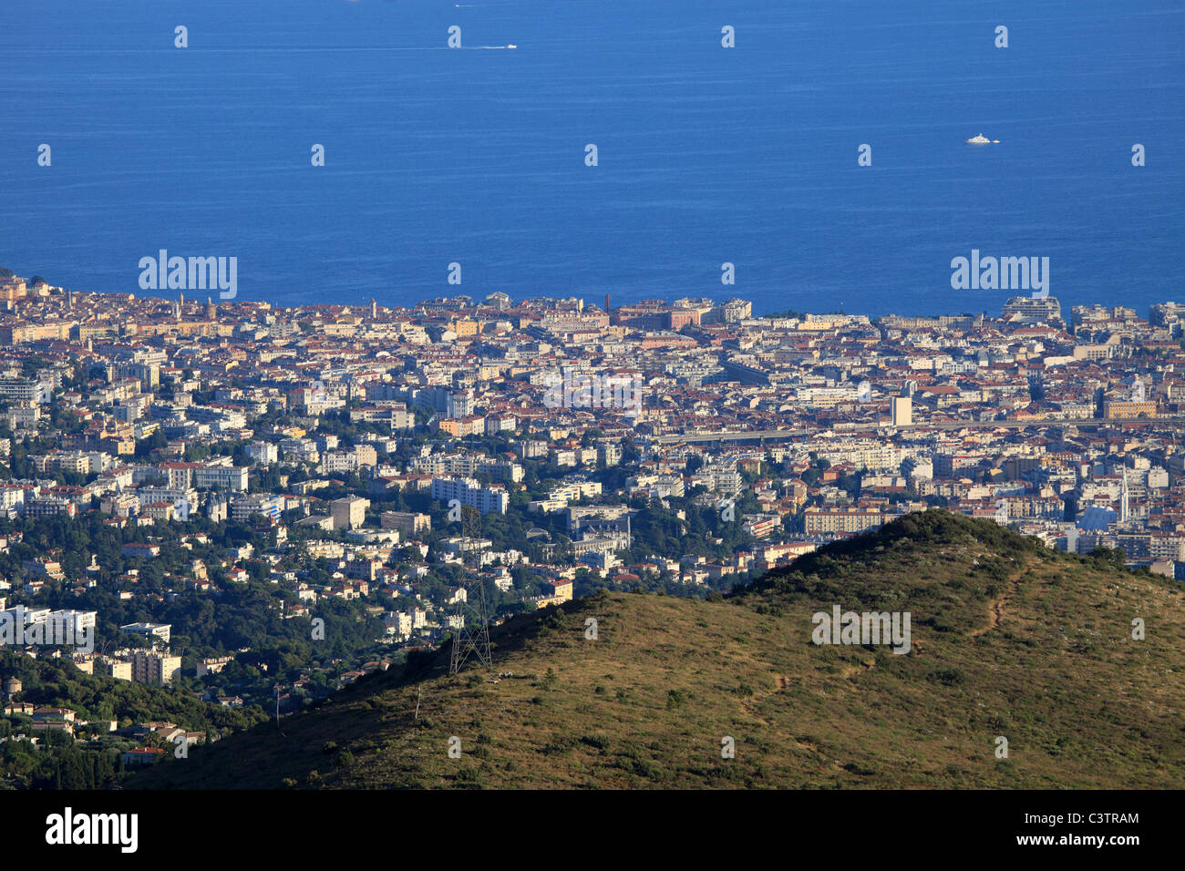 Draufsicht über schöne Stadt von den Bergen rund um Stockfoto