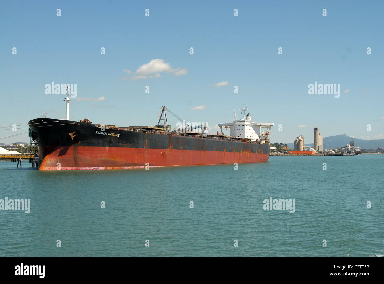 Frachter im Hafen von Gladstone, Queensland, Australien Stockfoto