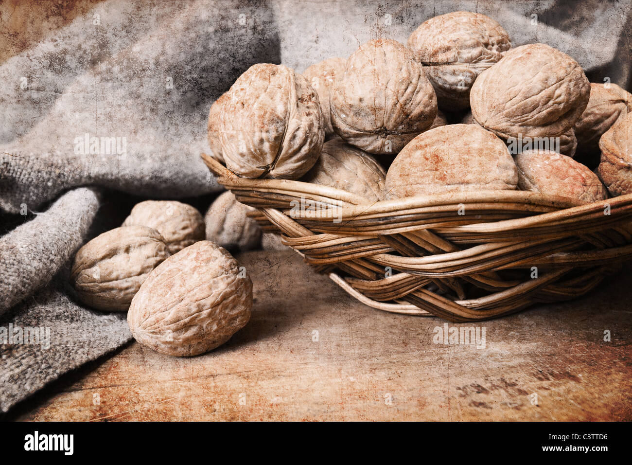 Walnüsse in Korb, altmodisches. Stockfoto