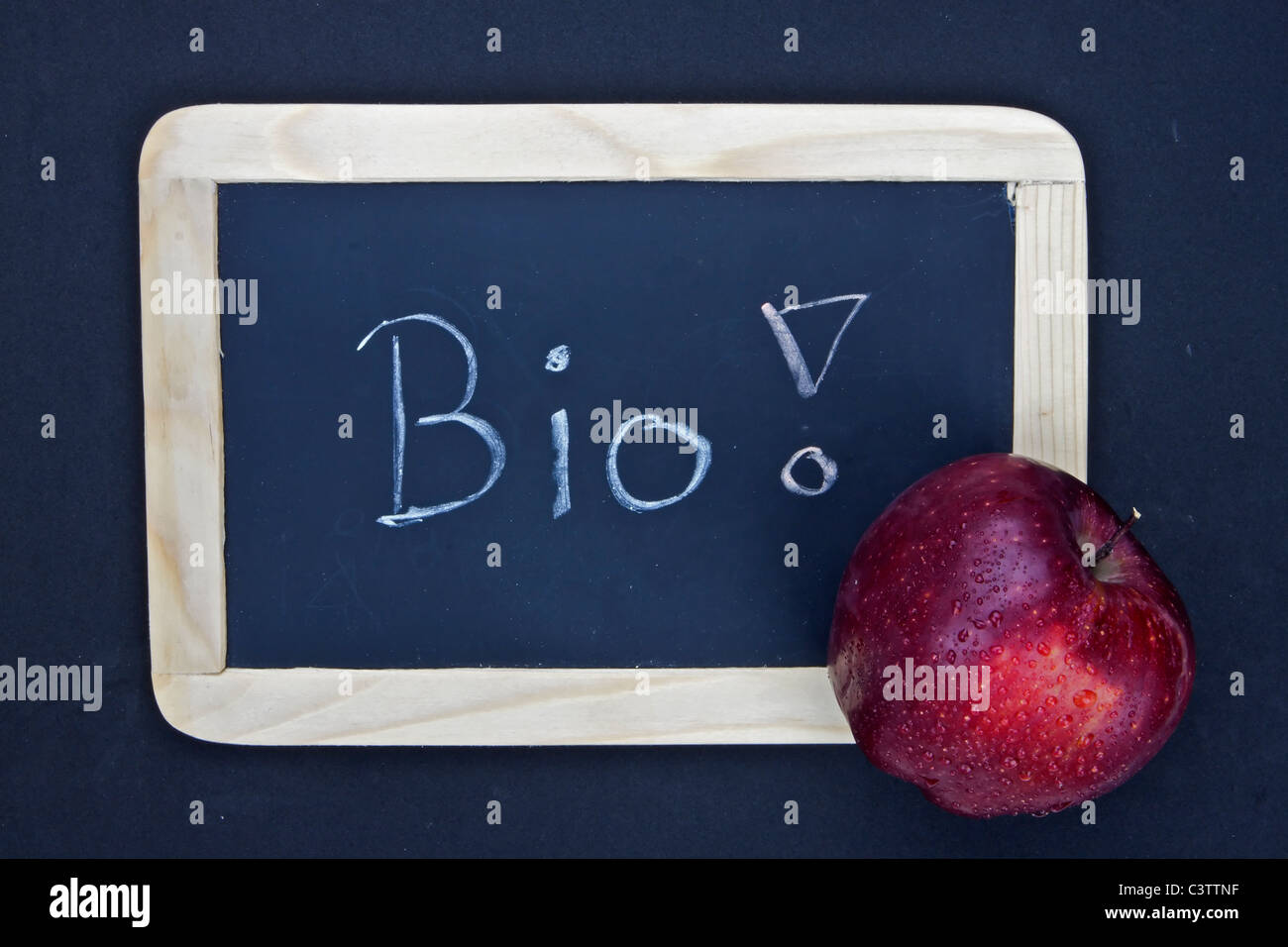 eine Tafel mit der Bio-Botschaft und Apfel Stockfoto