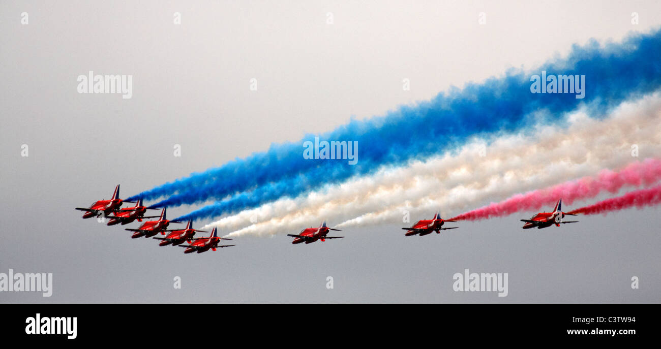 Die berühmten roten Pfeile zeigen die Mannschaft in Formation über Bournemouth Bay, Dorset UK fliegen im August Stockfoto