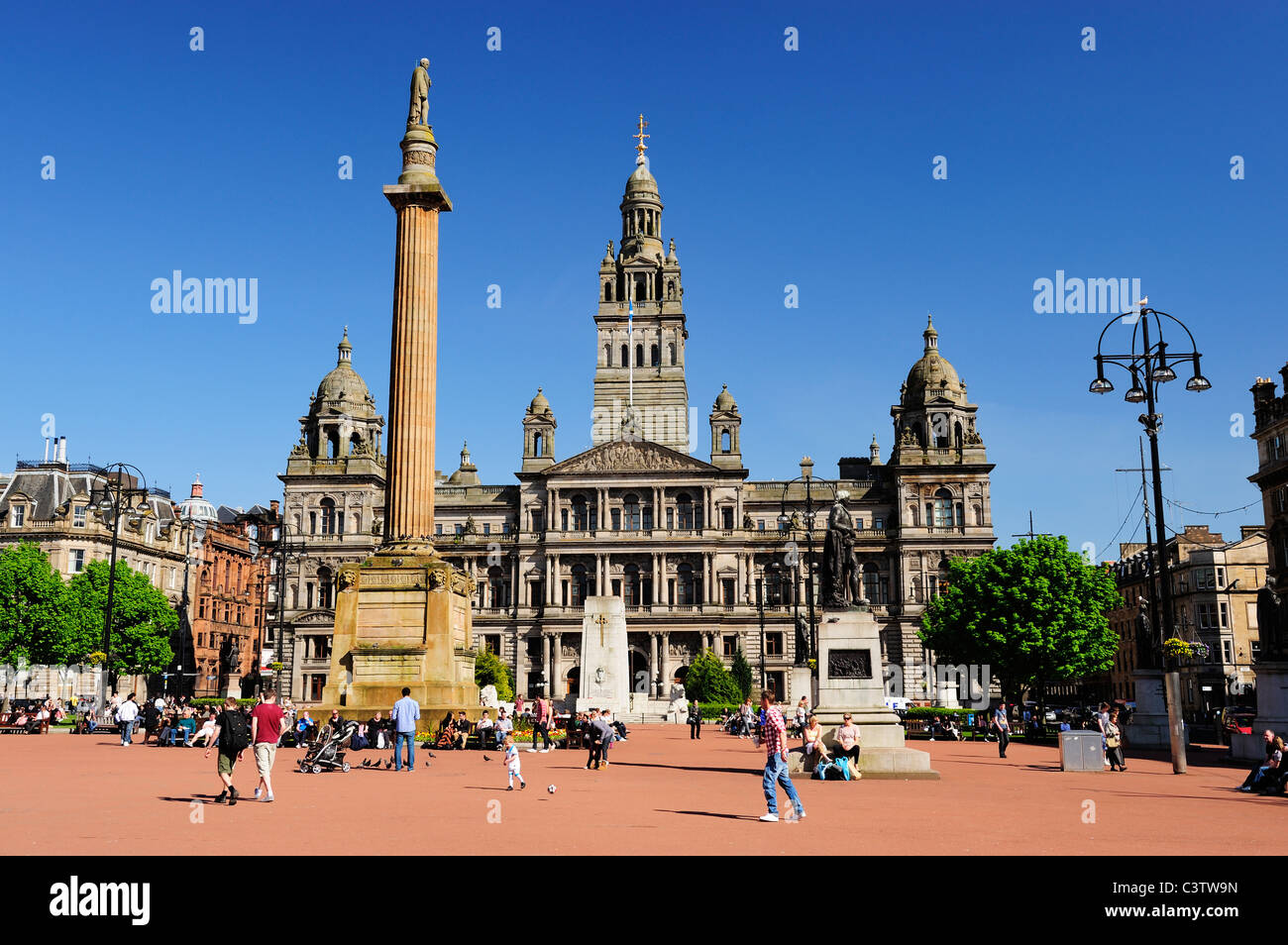 Sir Walter Scott Monument in George Square mit City Chambers im Hintergrund, Glasgow, Schottland Stockfoto
