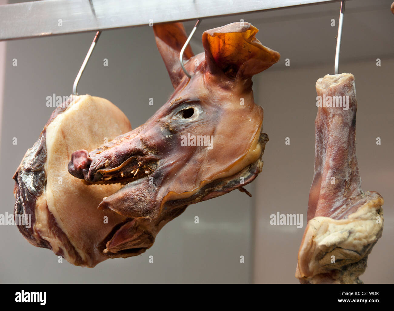 Coruna Spanien Coruna geheilt Metzger Markt Schweinekopf Stockfoto