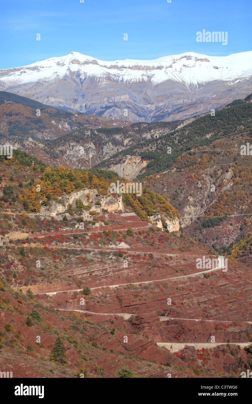 Beeindruckende rote farbige Gorges de Daluis im nördlichen Alpes-Maritimes wurde für seine Kupfer bis zum Beginn des 20. Jahrhunderts genutzt. Stockfoto
