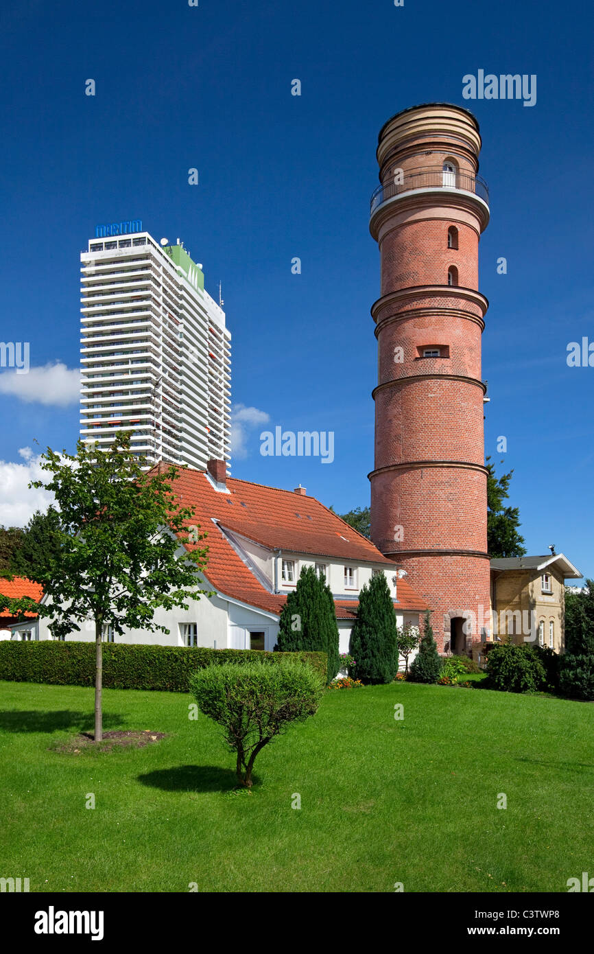 Maritim Hotel und den alten Leuchtturm im Hafen von Travemünde, Lübeck, Deutschland Stockfoto