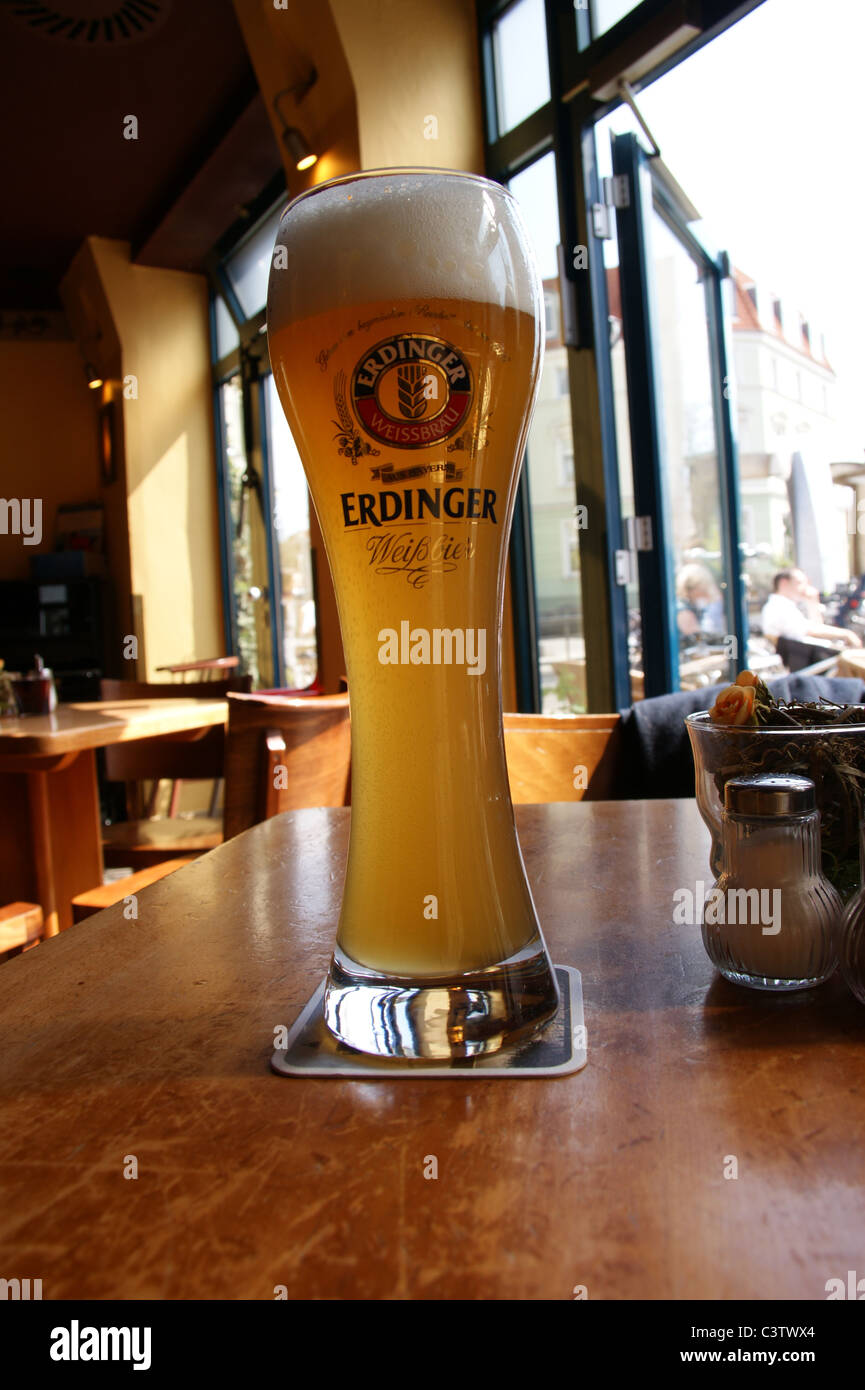 Ein bedrucktes Glas Erdinger Pils auf einer Achterbahn am Likorfabrik Bar, Rostock, Mecklenburg-Vorpommern, Deutschland Stockfoto