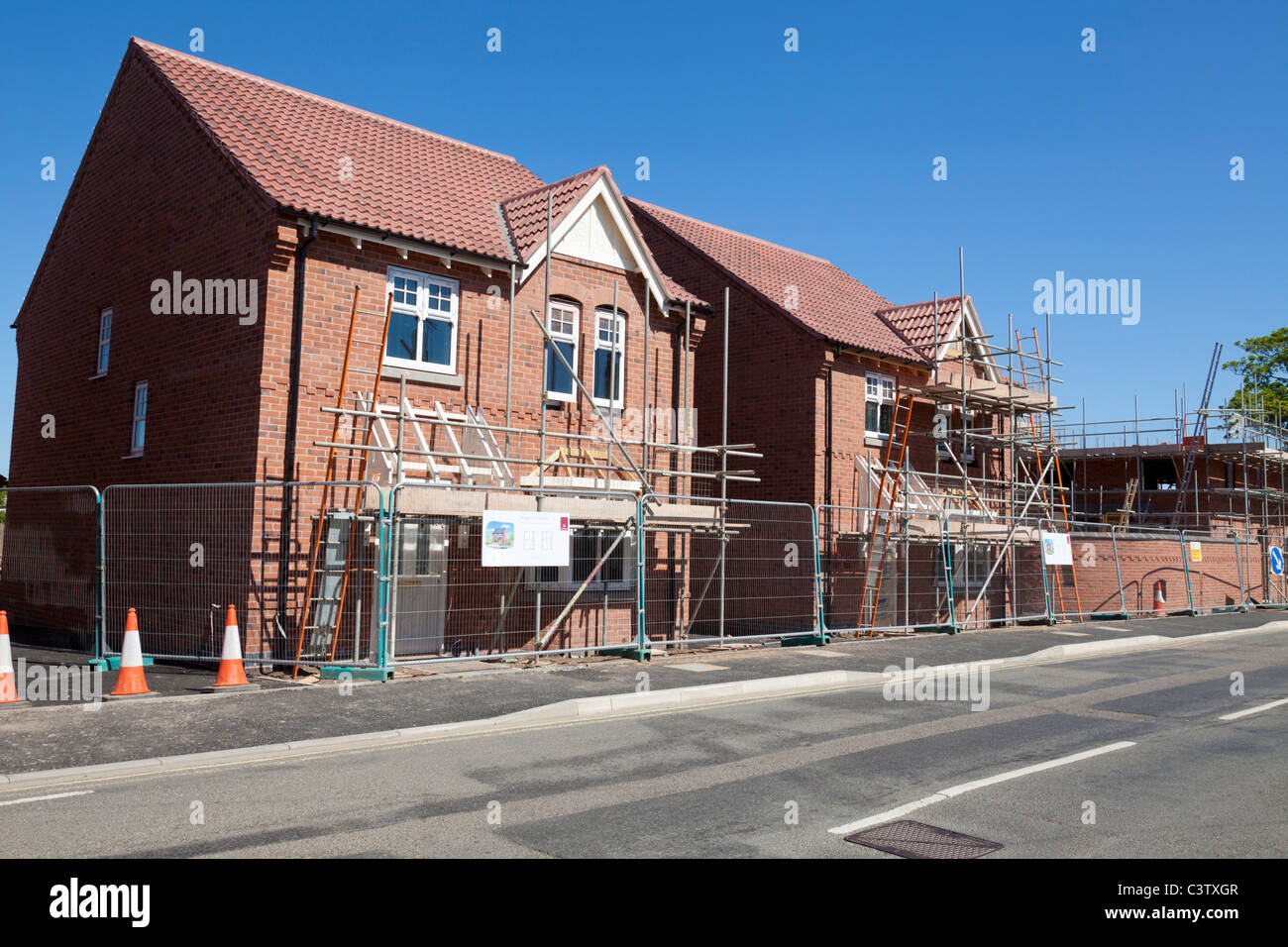 Neue Wohnungen im Bau auf Wohnsiedlung auf einem ehemaligen braune Wiese England GB UK EU Europa Stockfoto