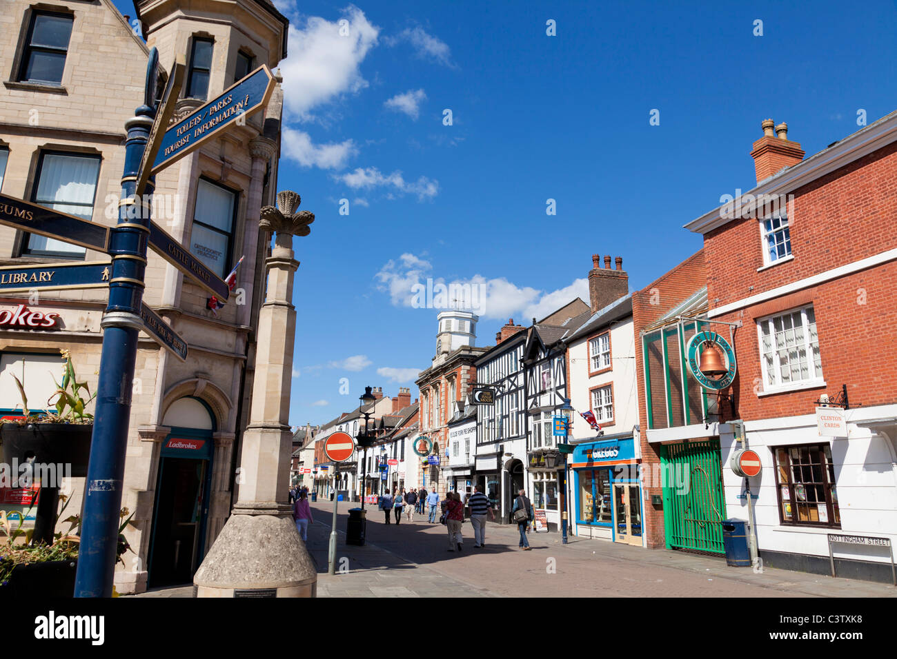Melton Mowbray Stadtzentrum Junction Nottingham und High Street mit Markt Kreuz und touristischen Hinweisschild England Stockfoto