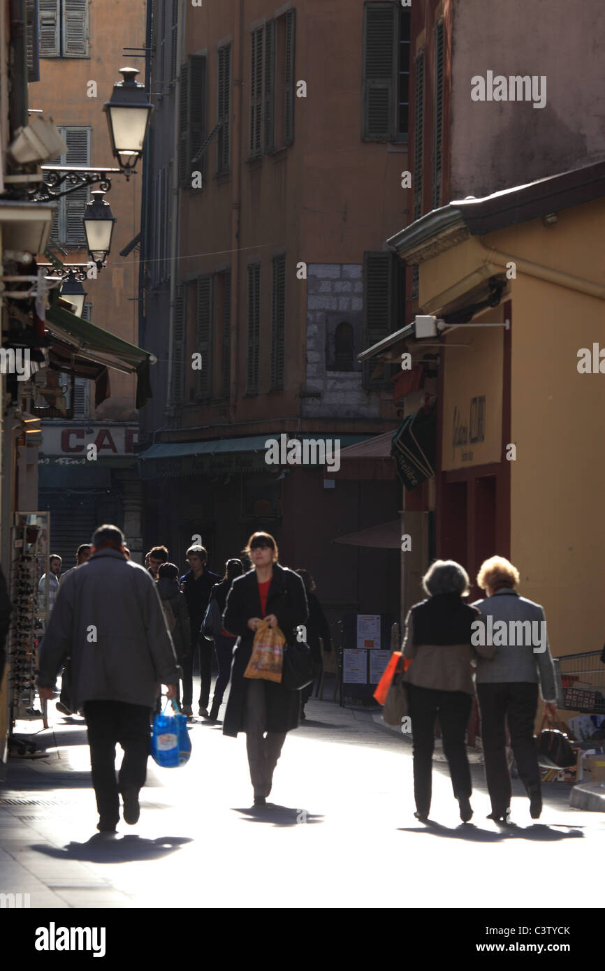 Passanten in einer Straße in der Altstadt von Nizza Stockfoto