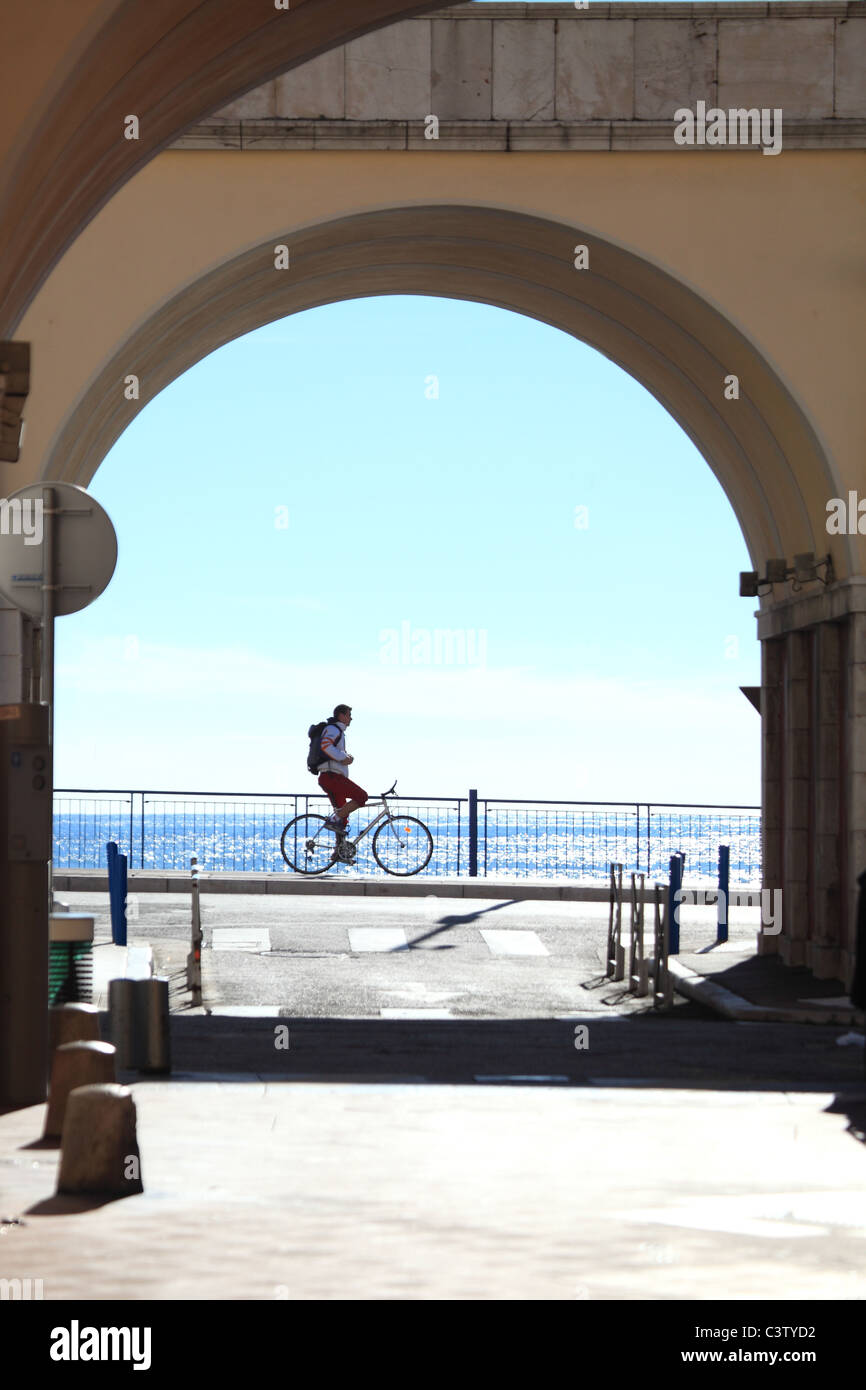 Radfahrer in der Promenade des Anglais in Nizza Stockfoto