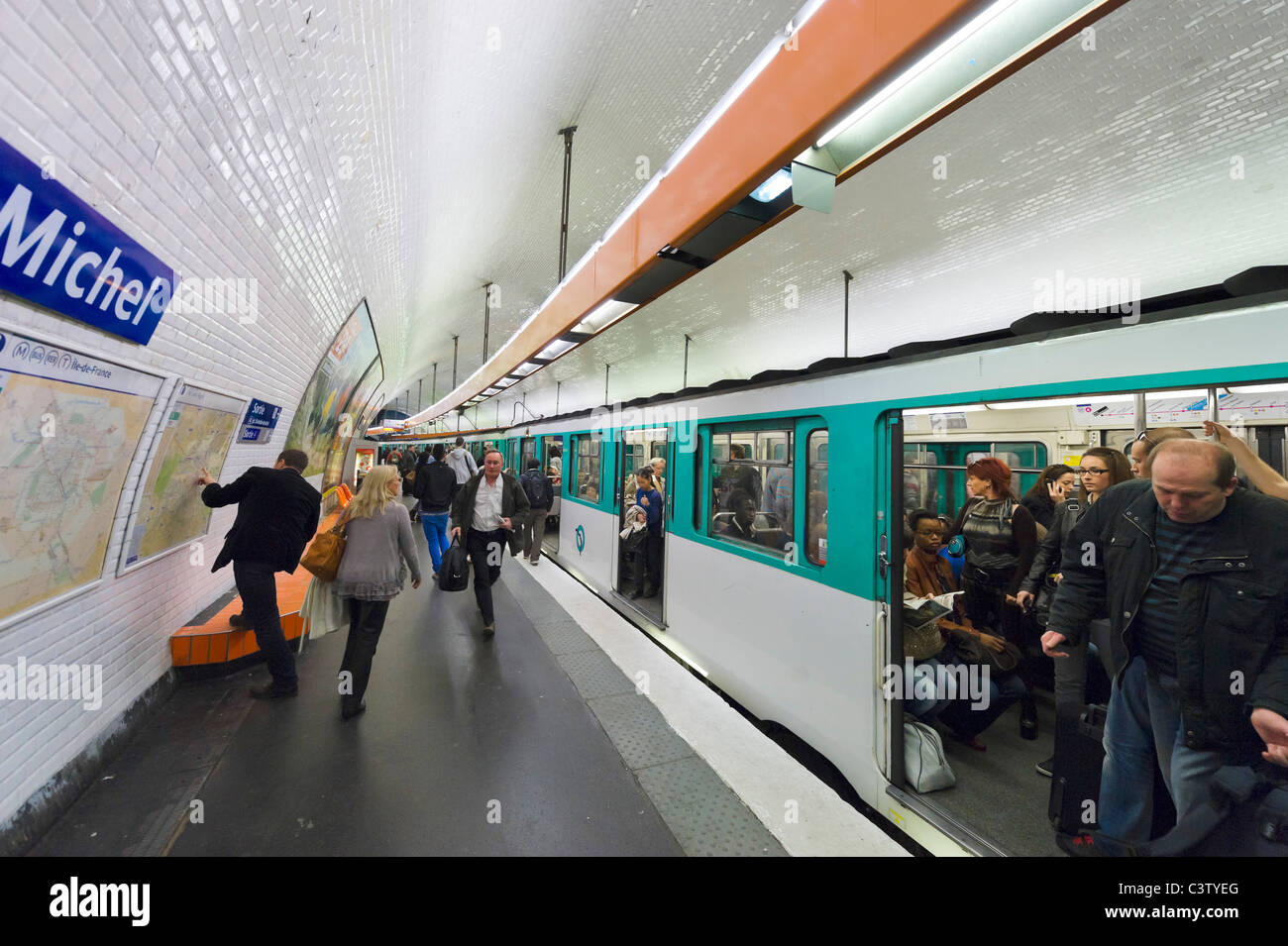 Tain an der St Michel Metro, Paris, Frankreich Stockfoto
