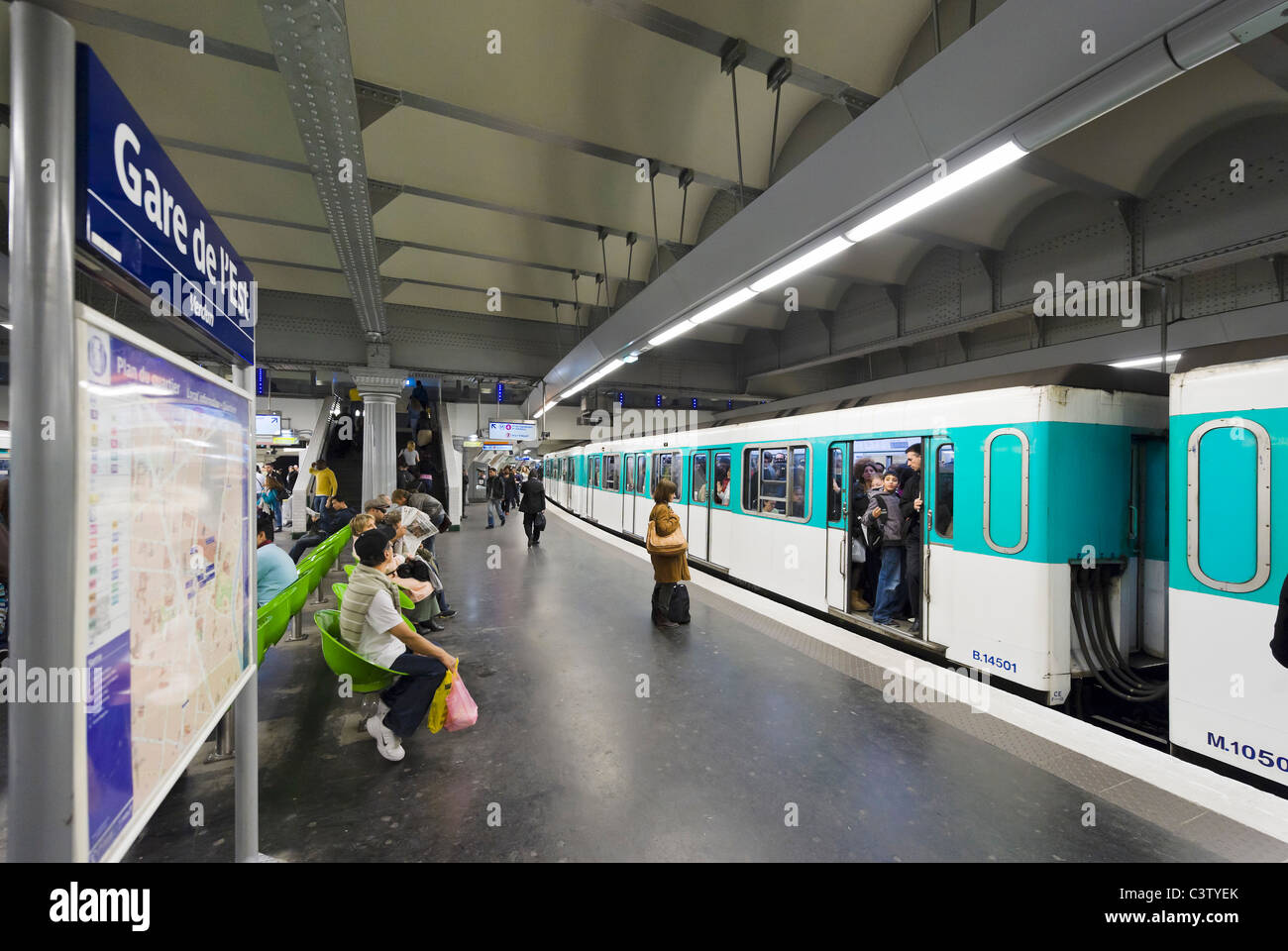 Zug in den Bahnhof Gare de l ' est Metrostation, Paris, Frankreich Stockfoto