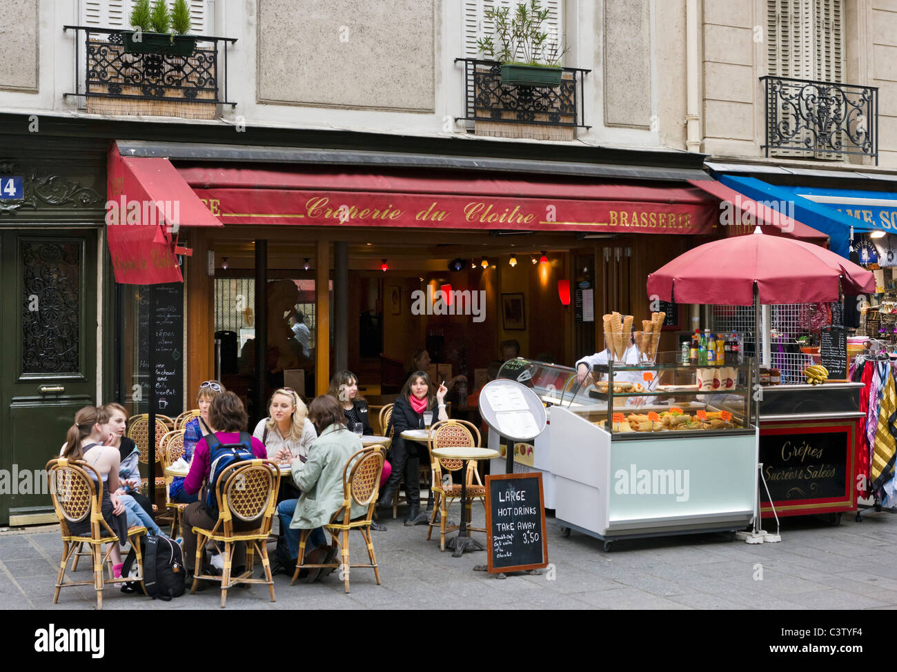 Straßencafé in der Nähe der Kathedrale von Notre Dame de Paris, Ile De La Cite, Paris, Frankreich Stockfoto