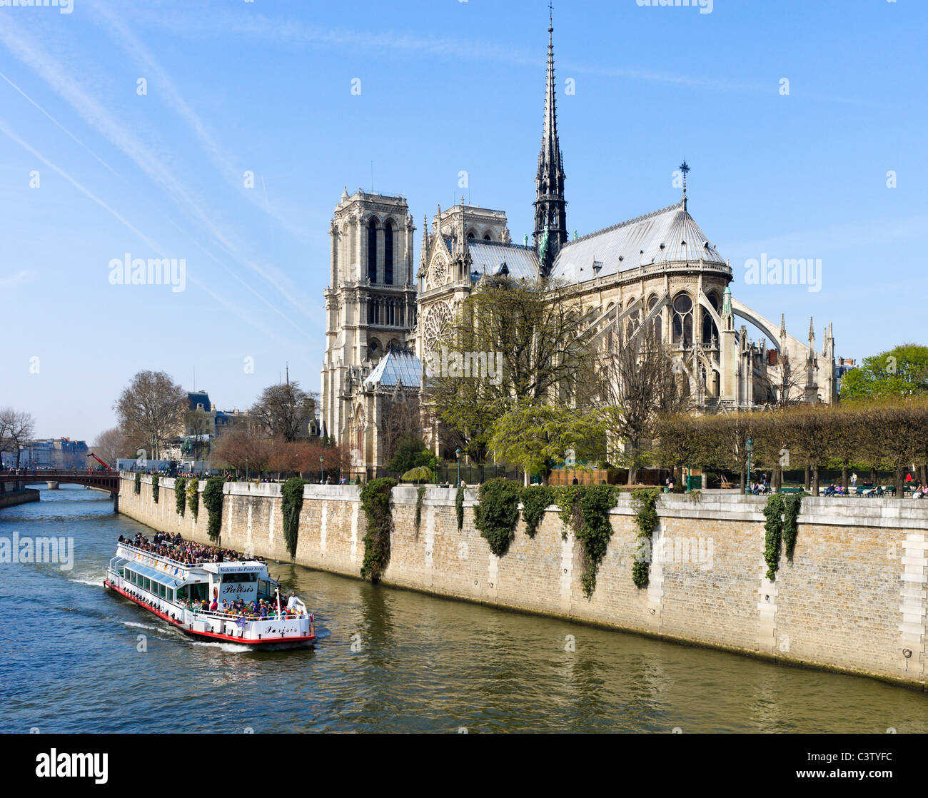 Cruise Boot am Ufer vor der Südfassade der Kathedrale von Notre Dame de Paris, Ile De La Cite, Paris, Frankreich Stockfoto