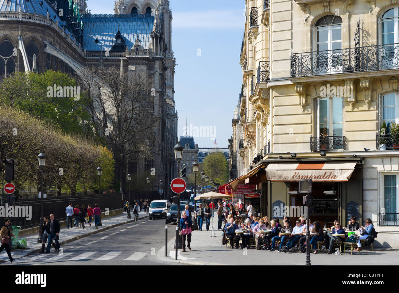 Straßencafé außerhalb der Kathedrale von Notre Dame de Paris, Ile De La Cite, Paris, Frankreich Stockfoto