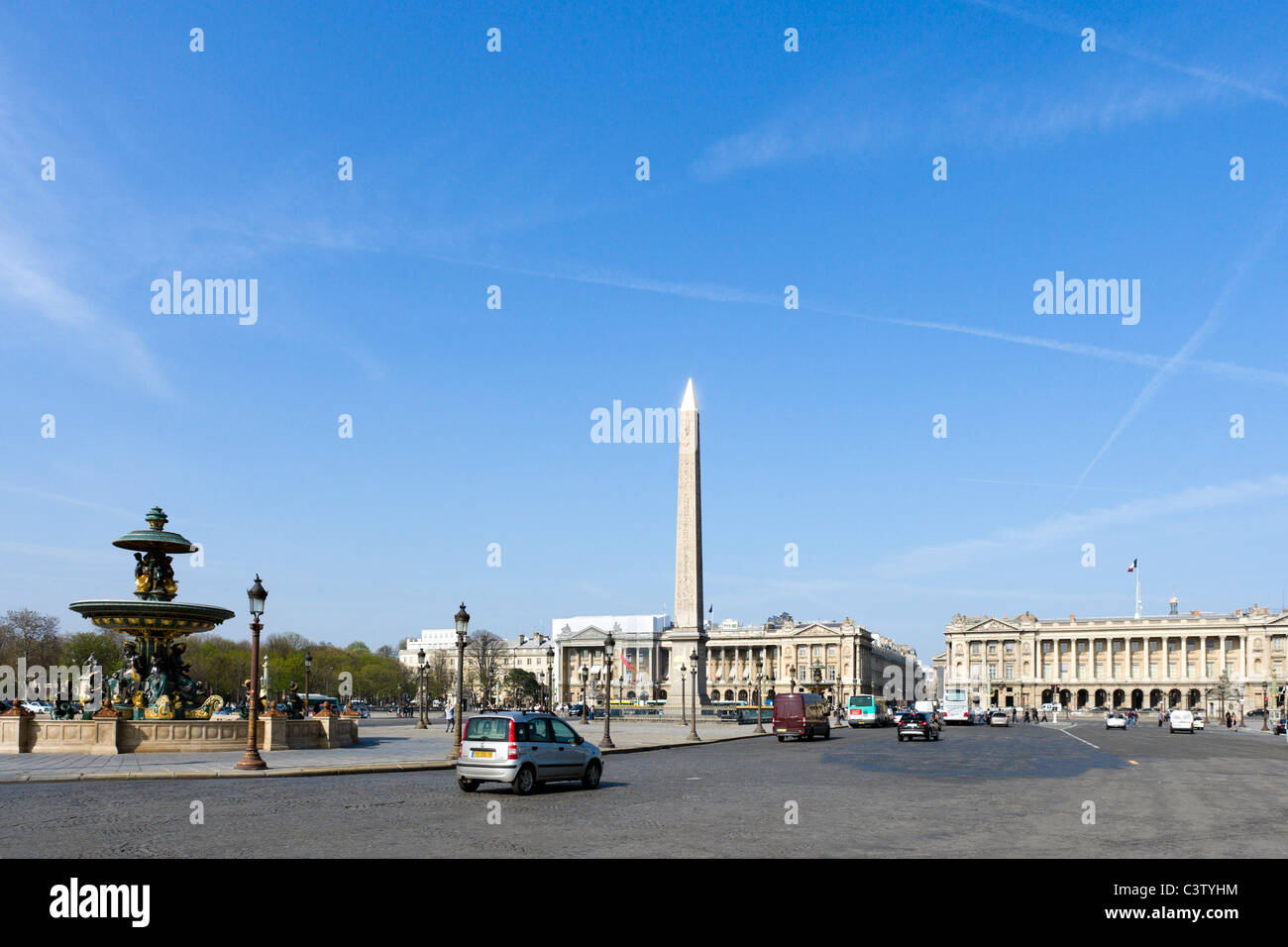 Verkehr auf der Place De La Concorde im Zentrum der Stadt, Paris, Frankreich Stockfoto