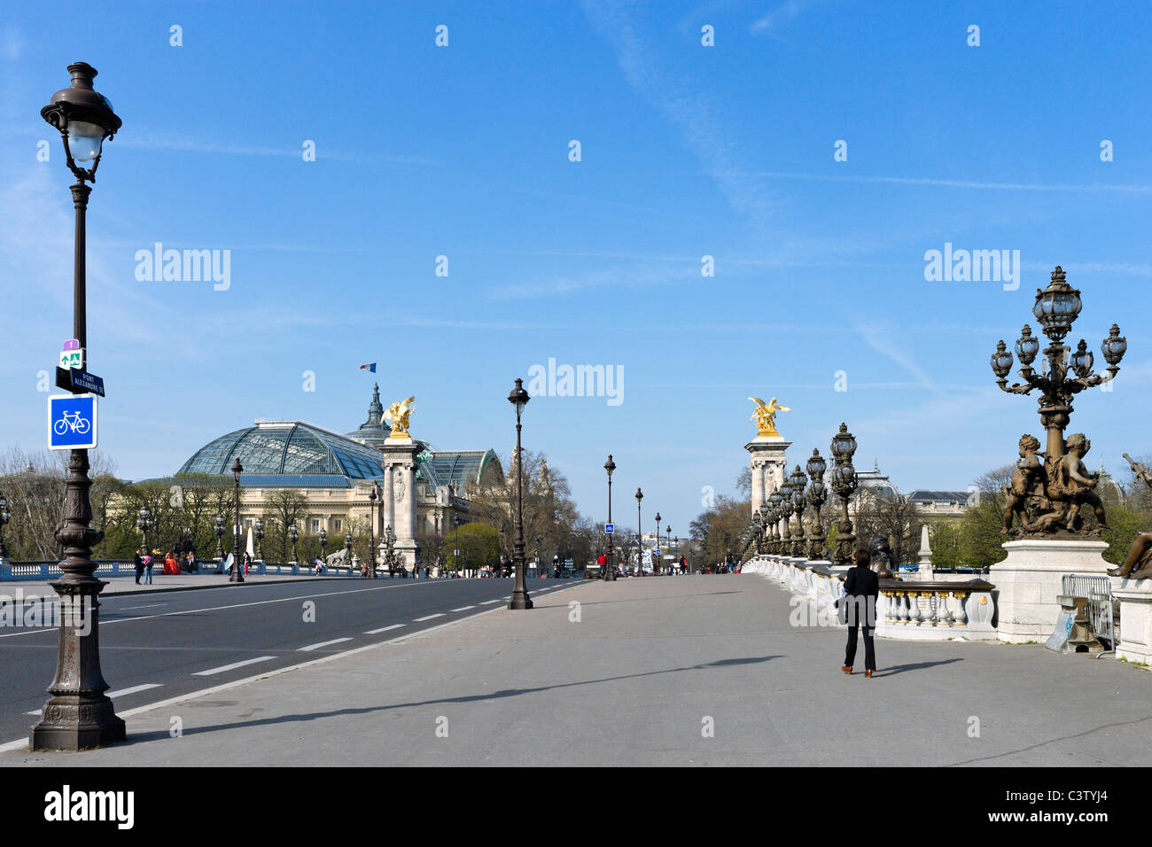 Blick auf die Pont Alexandre III (Alexander III Brücke) in Richtung Grand Palais, Paris, Frankreich Stockfoto