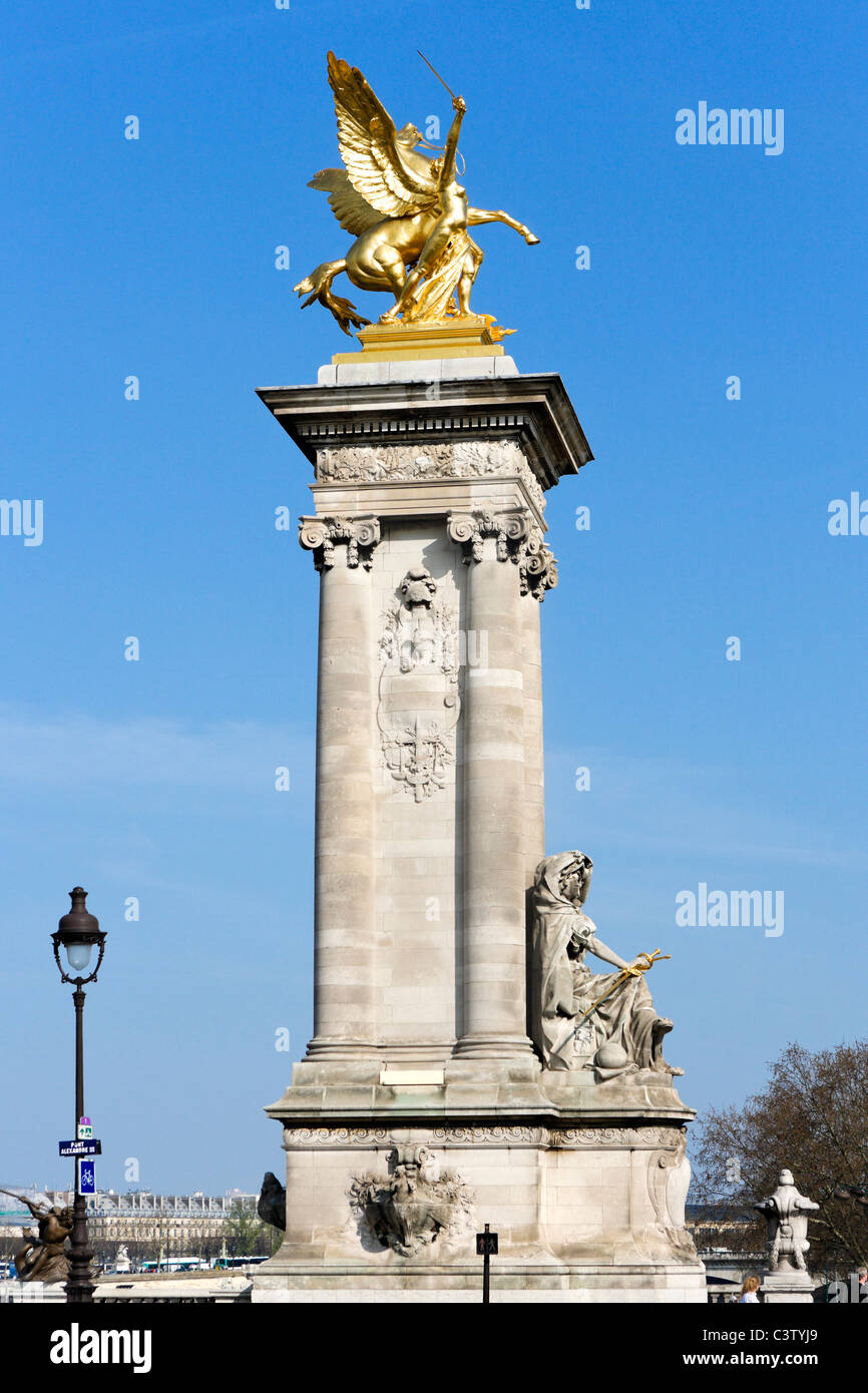 Spalte ein Ende der Pont Alexandre III (Brücke Alexander III) an der Seine, Paris, Frankreich Stockfoto