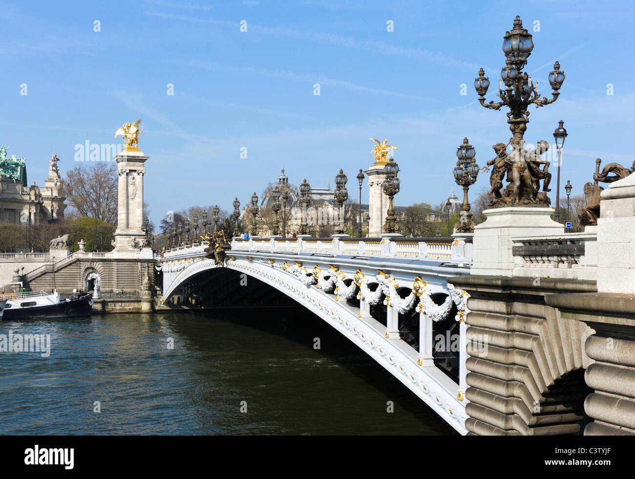 Der Pont Alexandre III (Alexander III Brücke) über den Fluss Seine, Paris, Frankreich Stockfoto