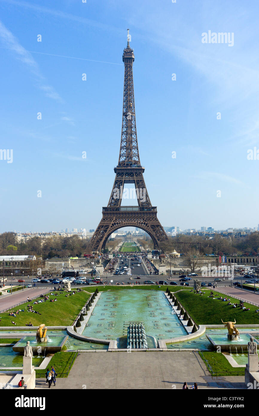 Der Eiffel-Turm auf dem Champ de Mars angesehen vom Trocadero, Paris, Frankreich Stockfoto