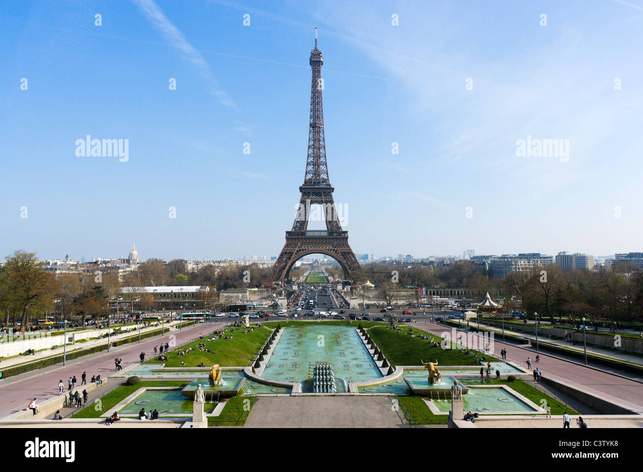 Der Eiffel-Turm auf dem Champ de Mars angesehen vom Trocadero, Paris, Frankreich Stockfoto