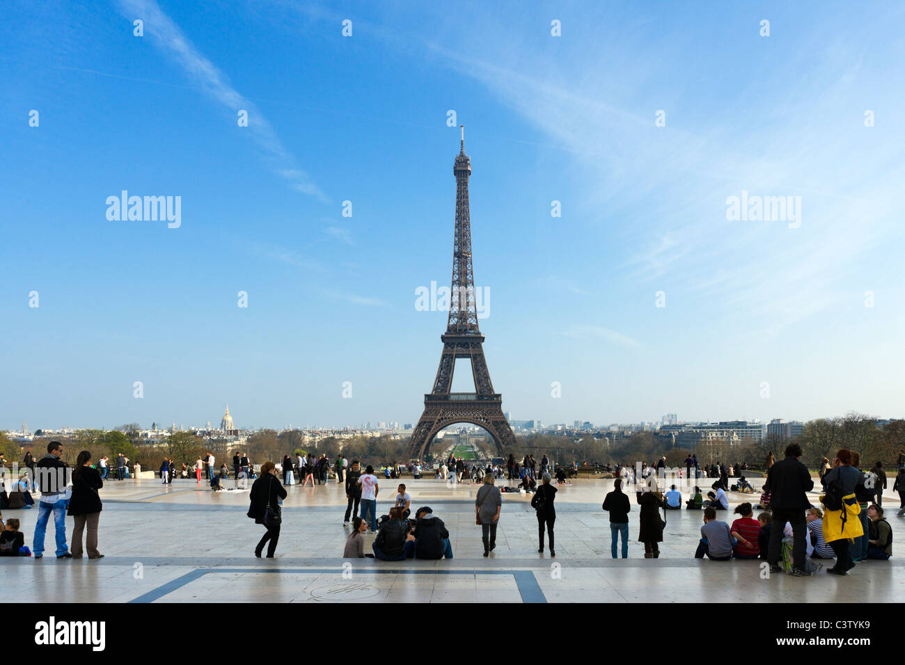 Touristen, die Anzeige der Eiffelturm aus dem Trocadero am späten Nachmittag, Paris, Frankreich Stockfoto