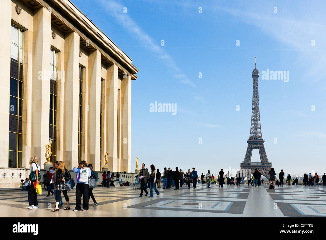 Das Palais de Chaillot und Eiffelturm angesehen von dem Trocadero am späten Nachmittag, Paris, Frankreich Stockfoto