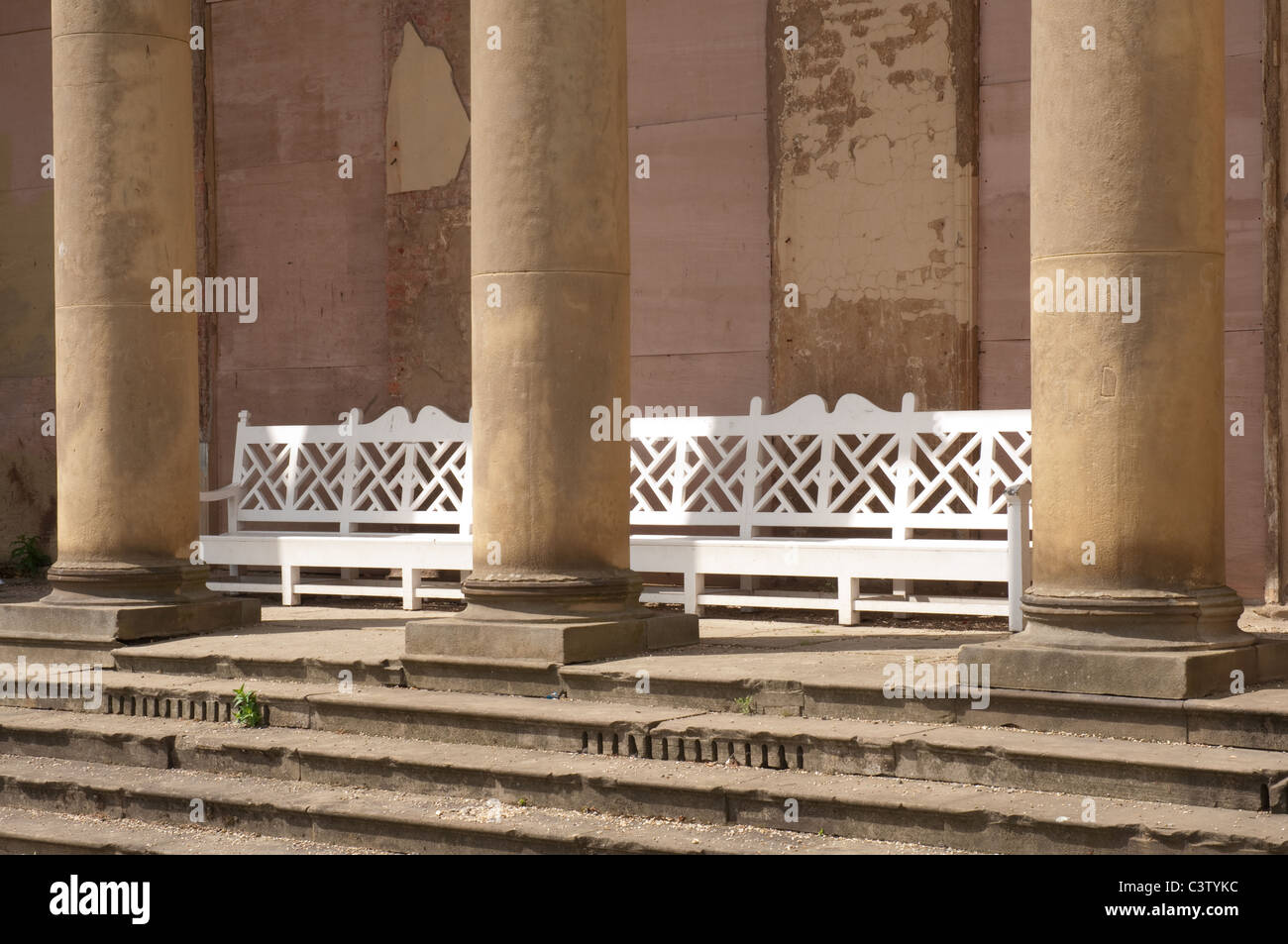 Auf der Werkbank Sitze Heaton Hall, Heaton Park der größte Park in Greater Manchester. Besitz und verwaltet von Manchester City Council. Stockfoto