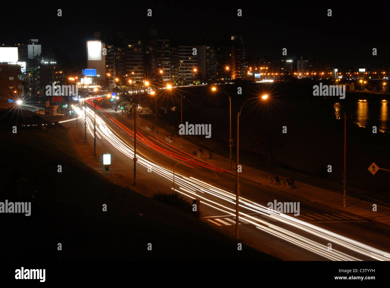 Nacht-Blick auf die Lichter von fahrenden Autos auf der promenade Stockfoto