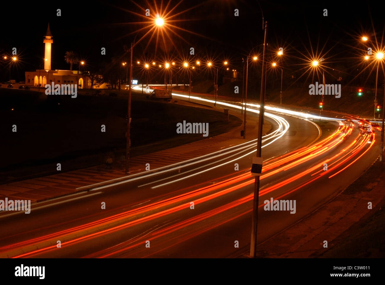 Nacht-Blick auf die Lichter von fahrenden Autos. Stockfoto