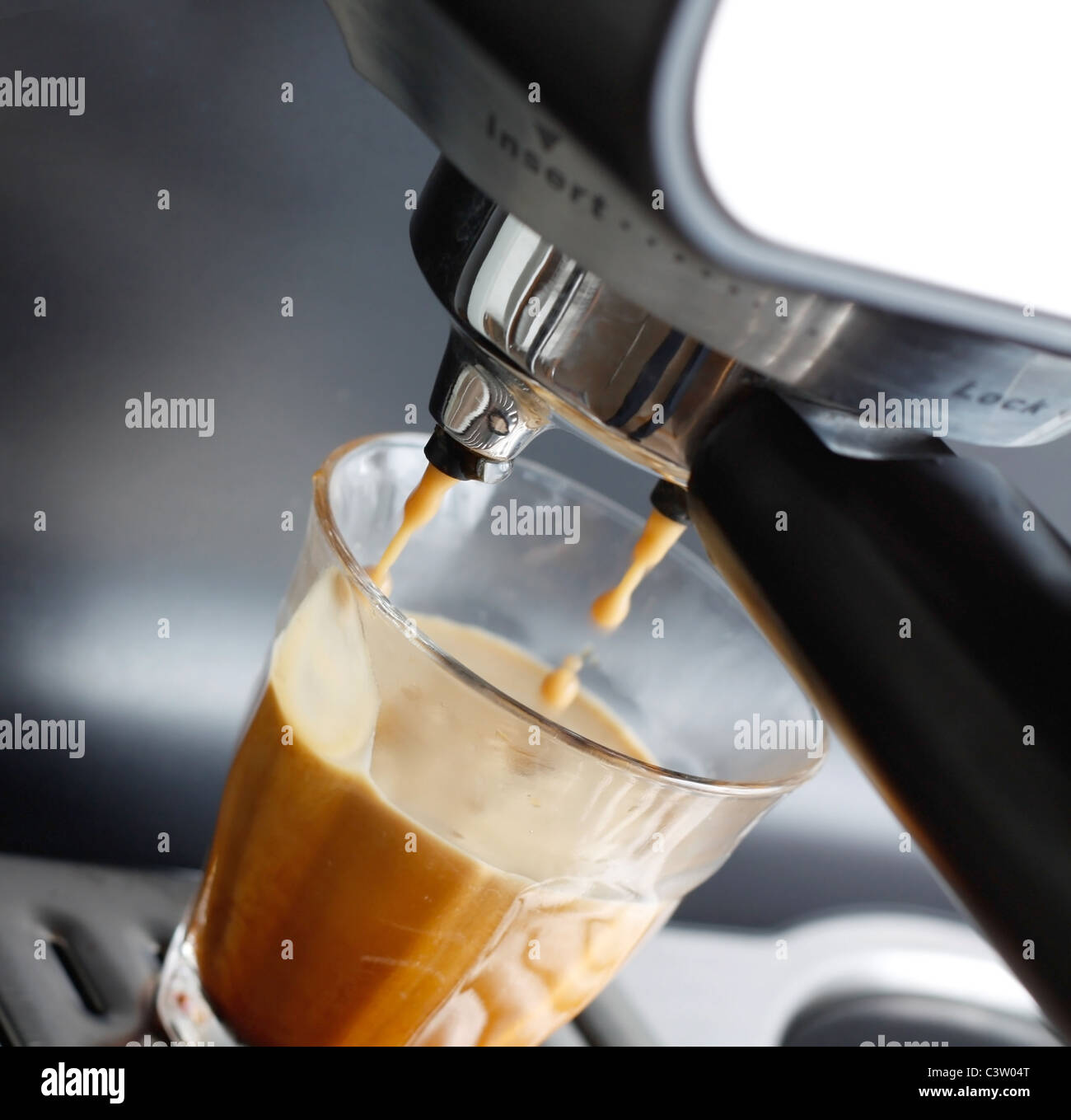 Espresso-Maschine Brauen einen Kaffee espresso Stockfoto