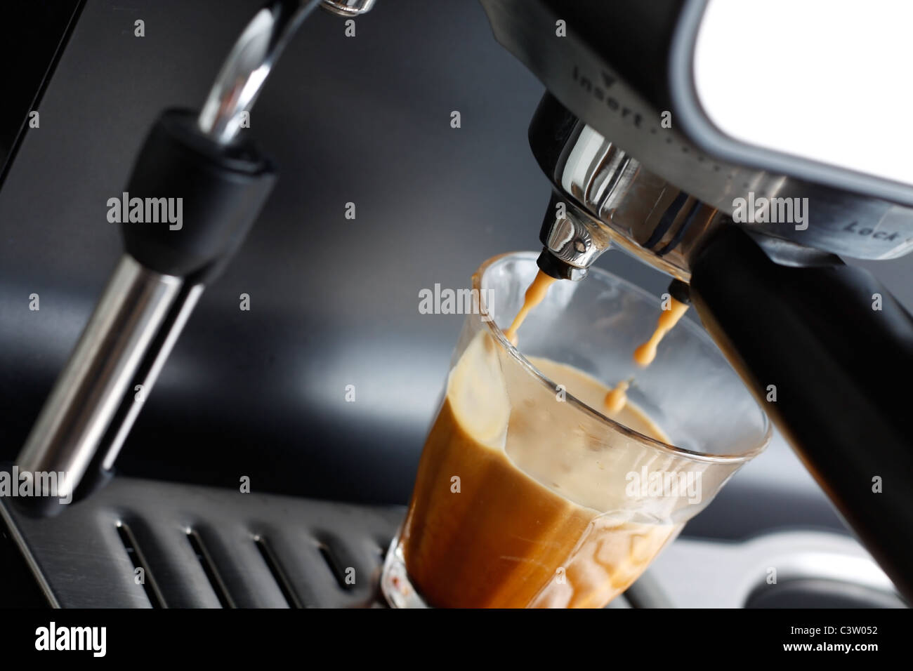 Espresso-Maschine Brauen einen Kaffee espresso Stockfoto