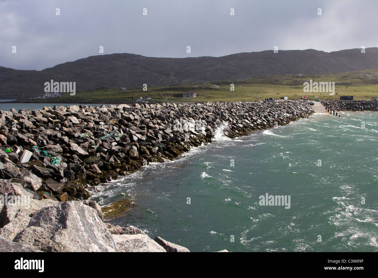 Damm, die Verbindung zur Insel Vatersay von der Isle of Barra westlichen Inseln Schottlands Stockfoto