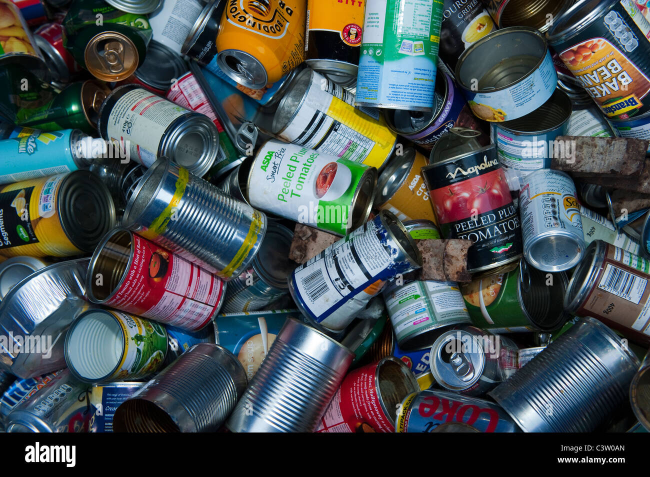 Aluminiumdosen in Recyclingbehälter. Stockfoto