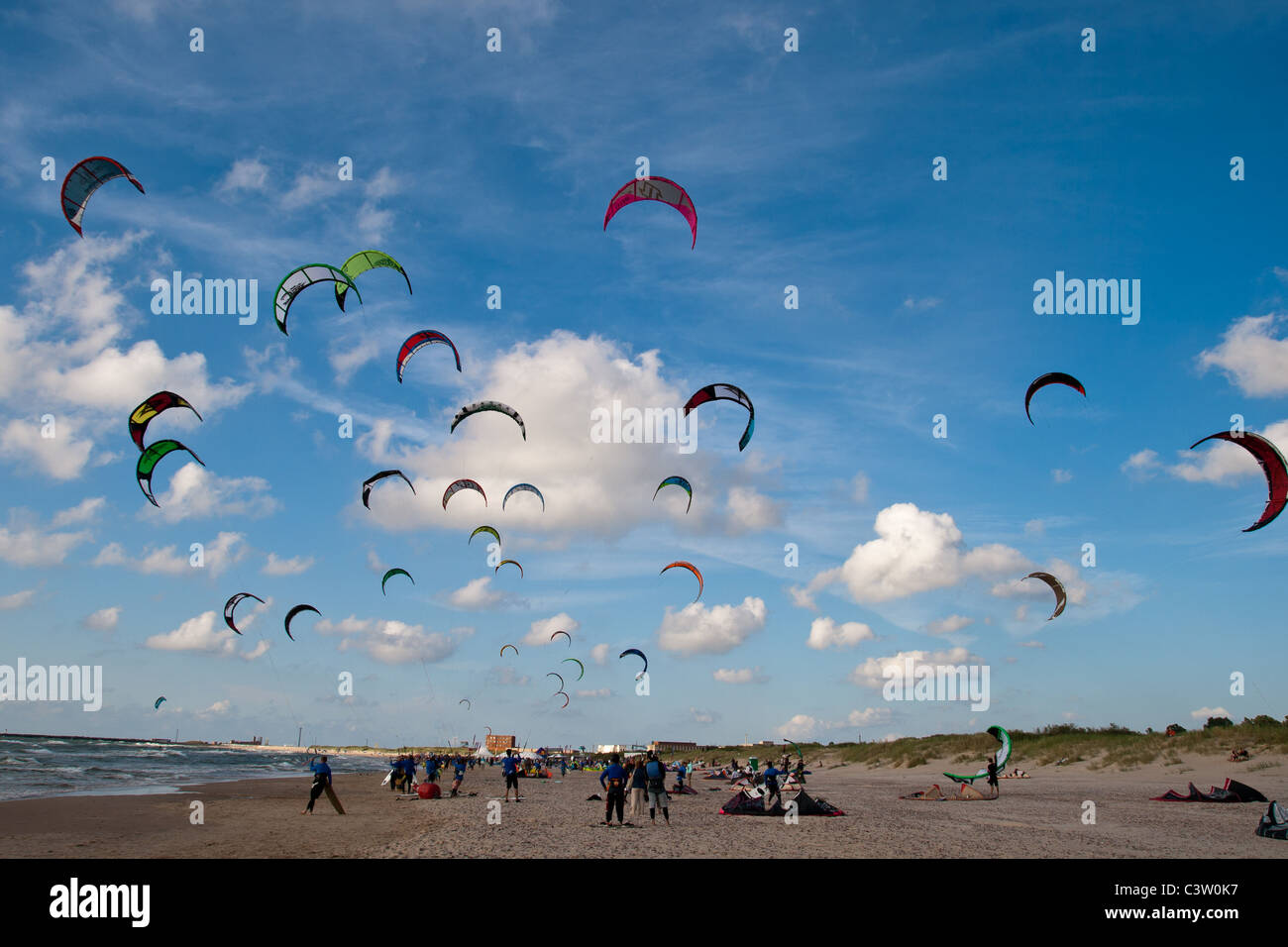Viele Kitesurf-Drachen in den blauen Himmel Stockfoto