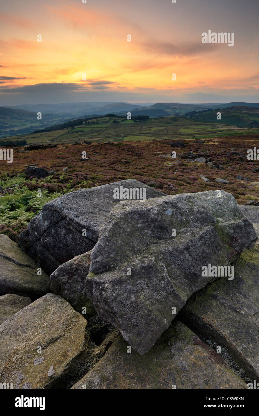 Sonnenuntergang über die felsige Landschaft des Peak District in der Nähe von Owler-Tor in der Nähe von Hathersage gesehen Stockfoto