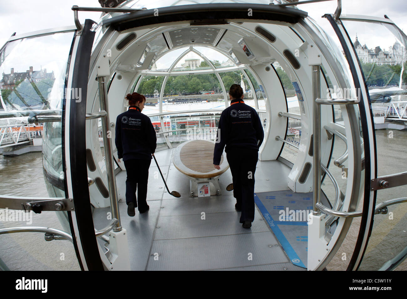 Zwei der das Sicherheitspersonal Überprüfung eines London Eye Kapseln vor der Öffentlichkeit dürfen betreten. Stockfoto